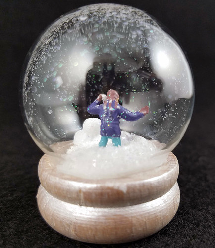 TInySnowGlobe04