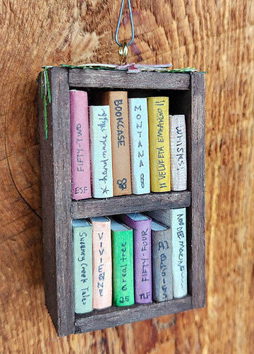 2025BookcaseOrnament01