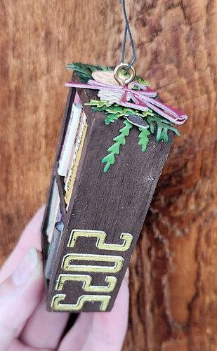 2025BookcaseOrnament03